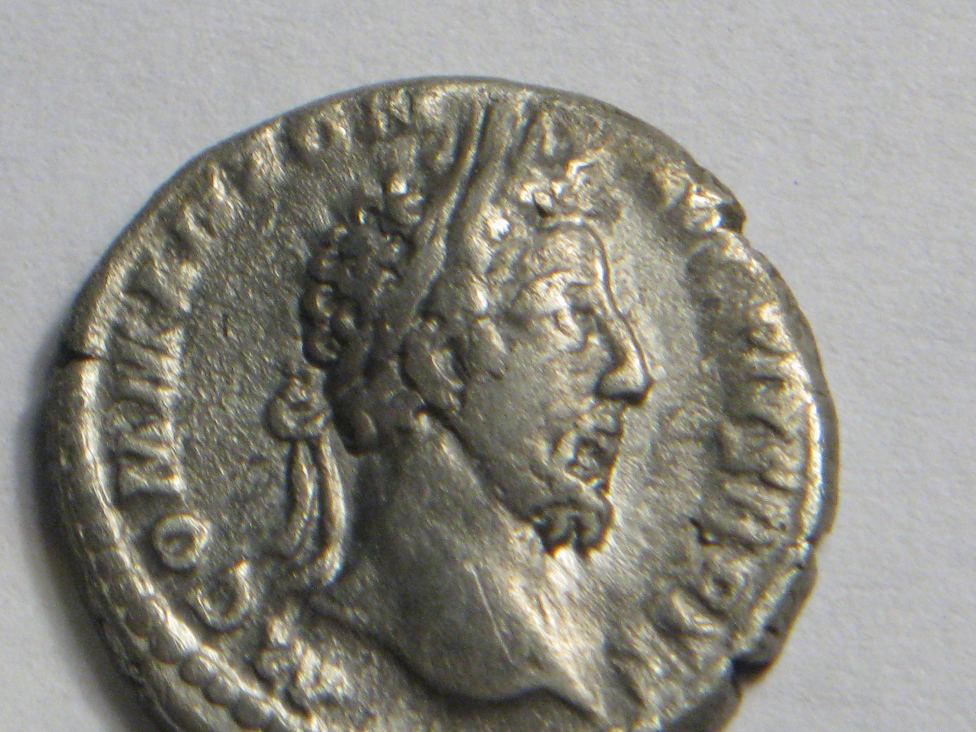 Commodus denarius (my 9th year as emperor) 001.JPG