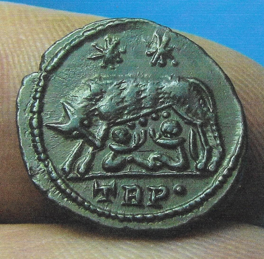 Constantine I Vrbs Roma Reverse.jpg