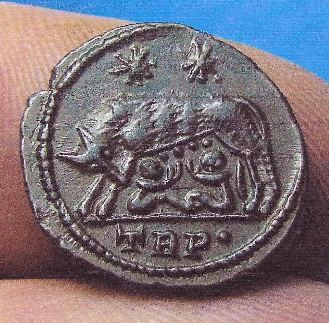 Constantine I Vrbs Roma Reverse.jpg