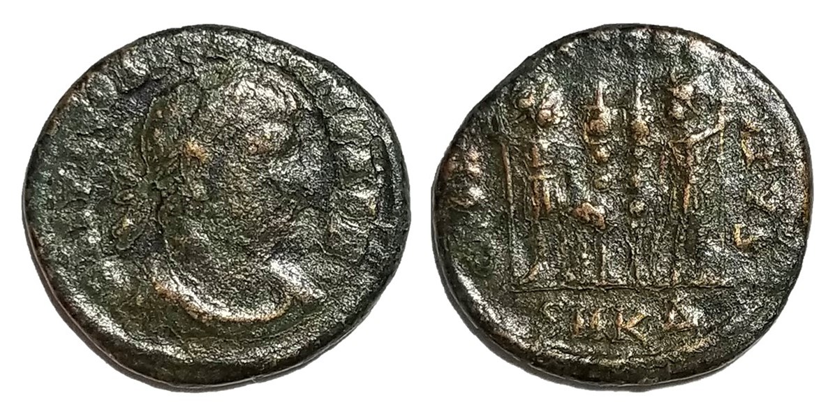 Constantius II GLORIA EXERCITVS two standards Cyzicus.jpg