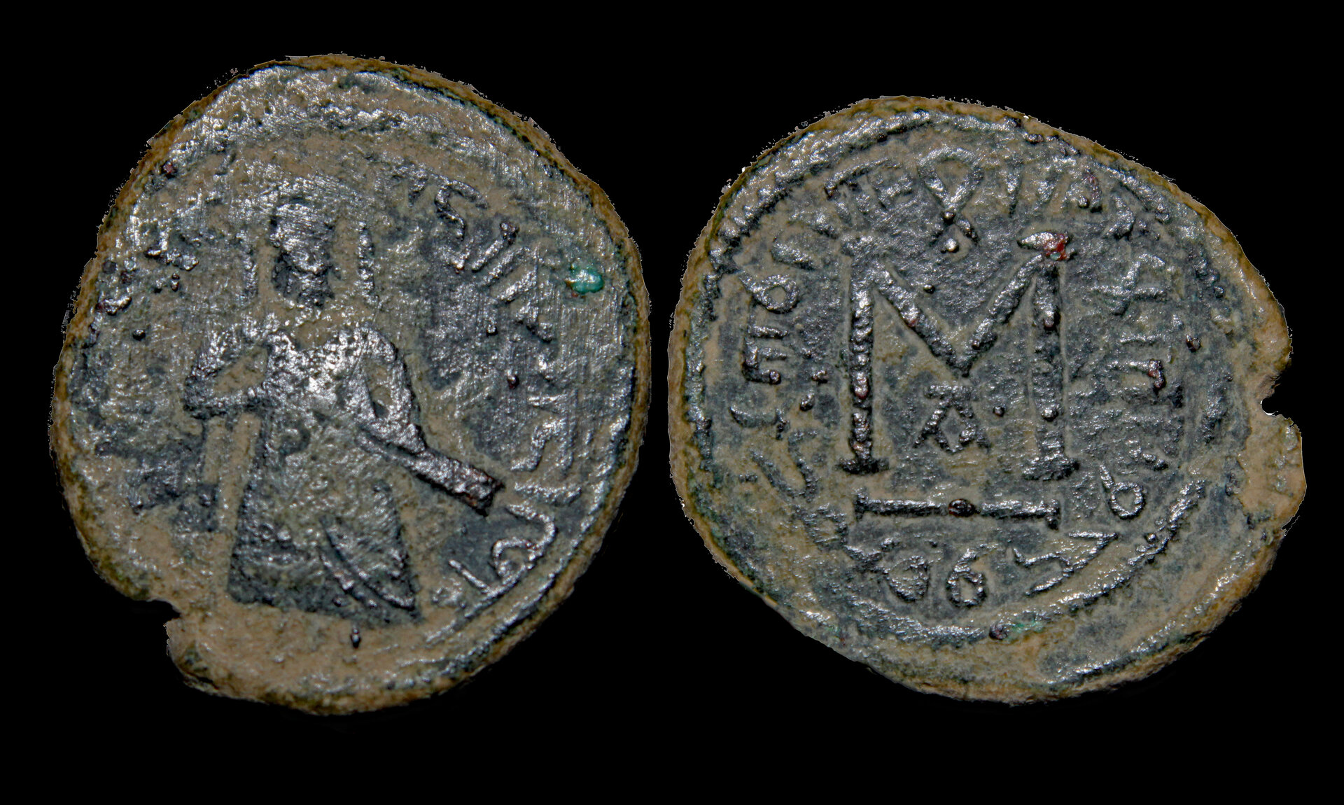D-Camera Byzantine Arab imitation follis standing caliph type 3.62g Isreael 10-21 1023-21.jpg