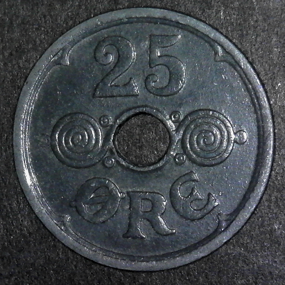 Denmark 25 Ore 1942 reverse less 5.jpg