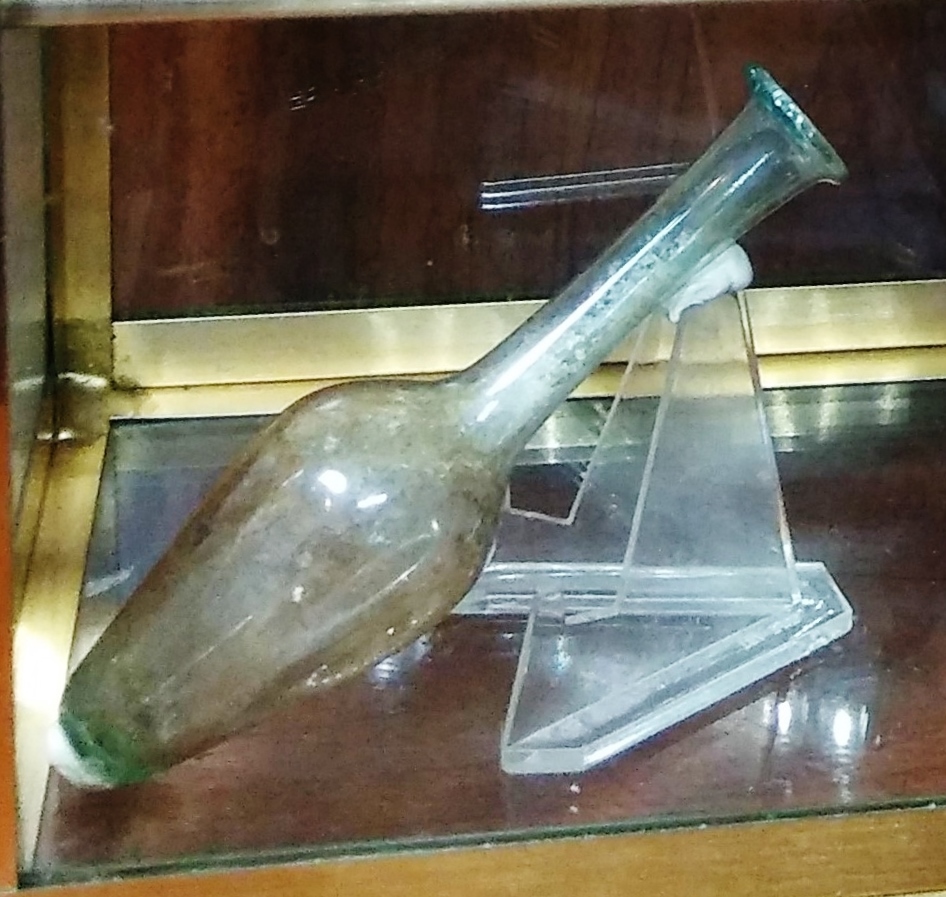 Detail 2 clear Roman glass vase Antiquities vitrine, living-room, middle bookcase (2).jpg