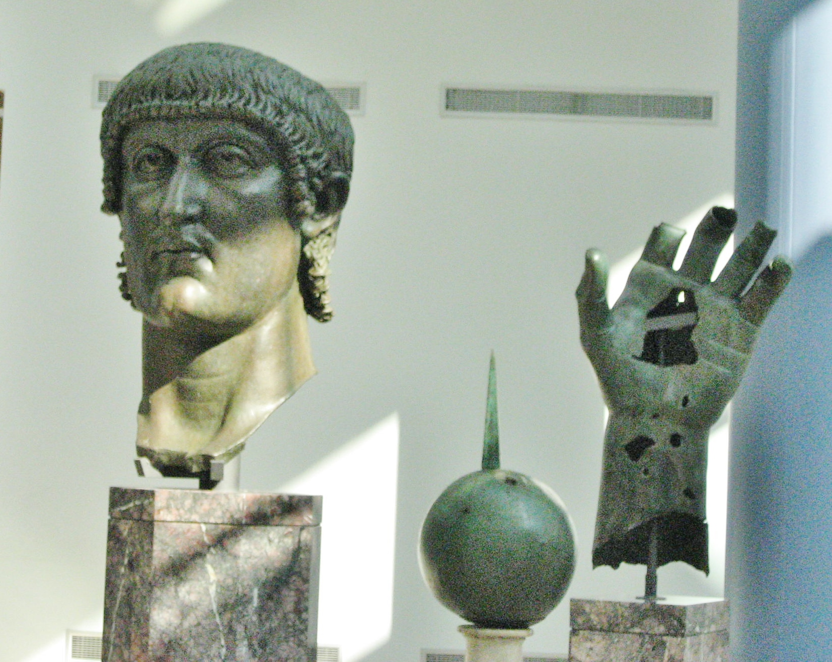 Detail Constantine head globe hand Rome 2008 2.JPG