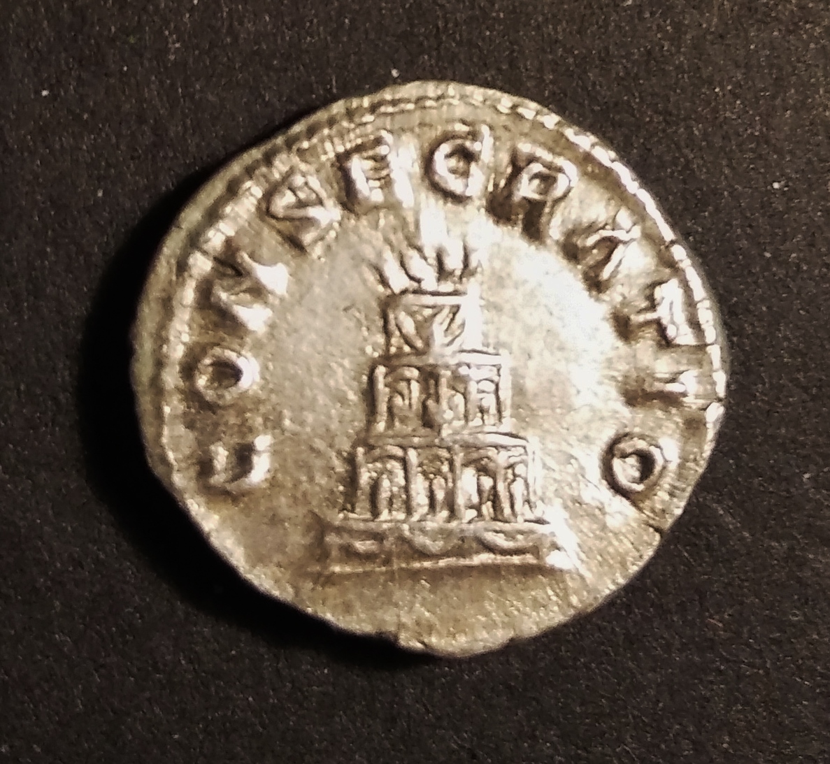 Divus Ant. Pius R1 (2).jpg