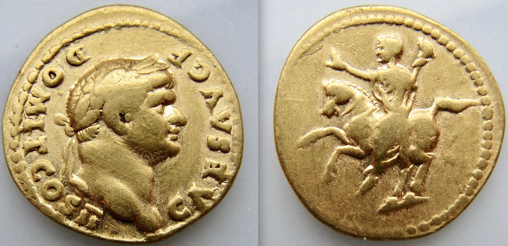 Domitianus aureus - OBV:REV - OKP.png