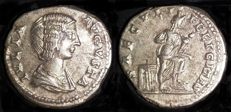 Domna SAECVLI FELICITAS Denarius.jpg