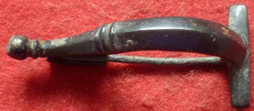 Fibel 4  Oost-Europese Aucissa-navolging Gençeva type 15d 2e-3e eeuw na Chr..JPG