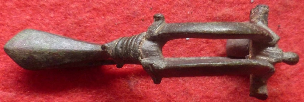 Fibula met gevorkte beugel Coçis type 34d 2e-3e eeuw 1.JPG
