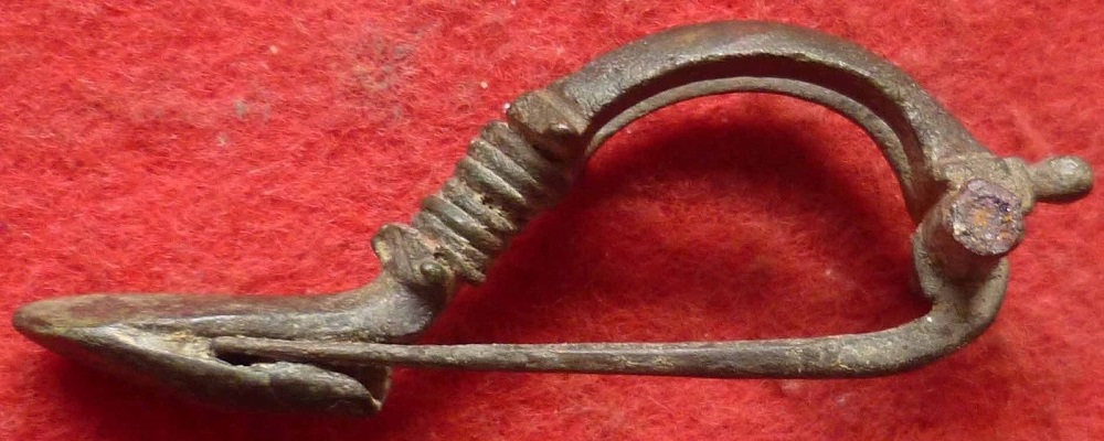 Fibula met gevorkte beugel Coçis type 34d 2e-3e eeuw 2.JPG