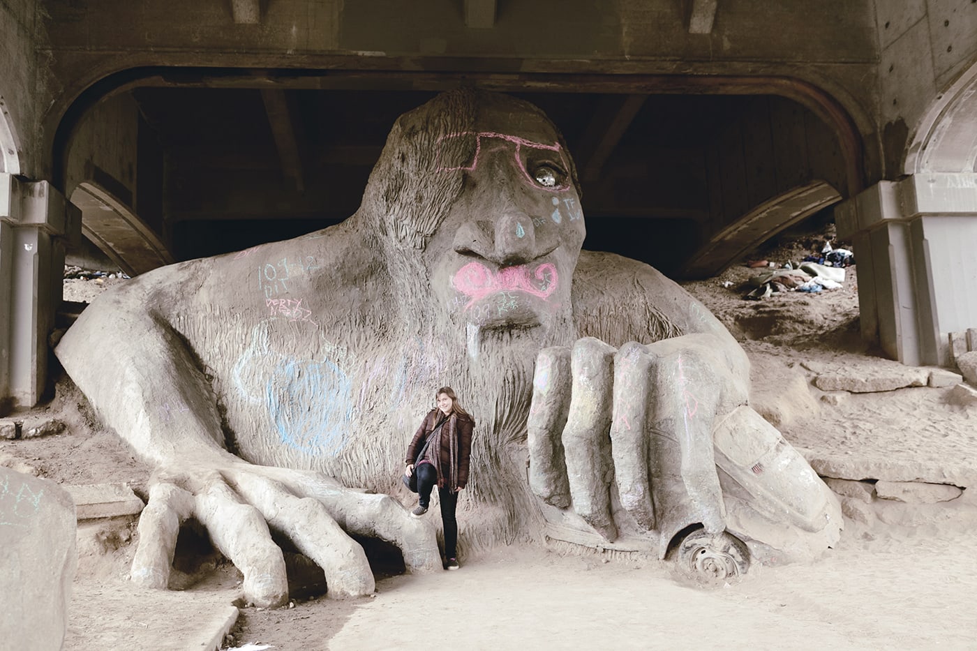 Fremont-Troll-roadside-attraction-Seattle-Washington-2013-02.jpg