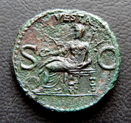 Gaius Caligula - Æ As, c.37-38 AD.- Vesta 2.jpg