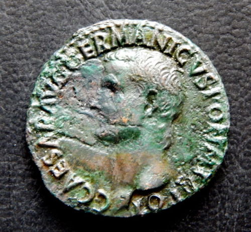 Gaius Caligula - Æ As, c.37-38 AD.- Vesta.jpg