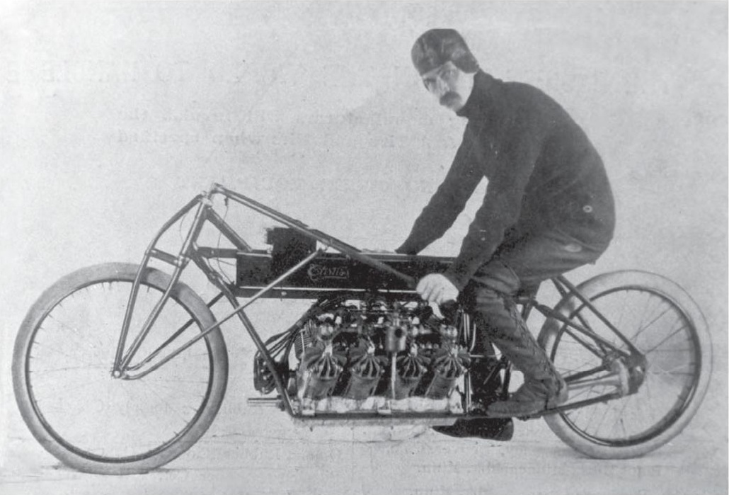 Glenn_Curtiss_on_his_V-8_motorcycle,_Ormond_Beach,_Florida_1907.jpg