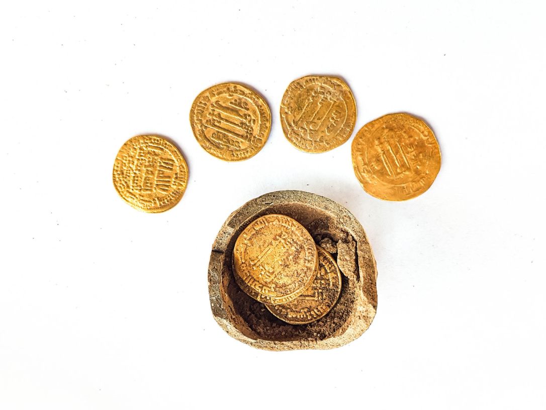Gold dinars - early islamic period found in Yavneh  - Haaretz.jpg