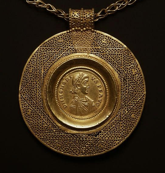 Gold medallion of Honorius, State Museum, Berlin.jpg