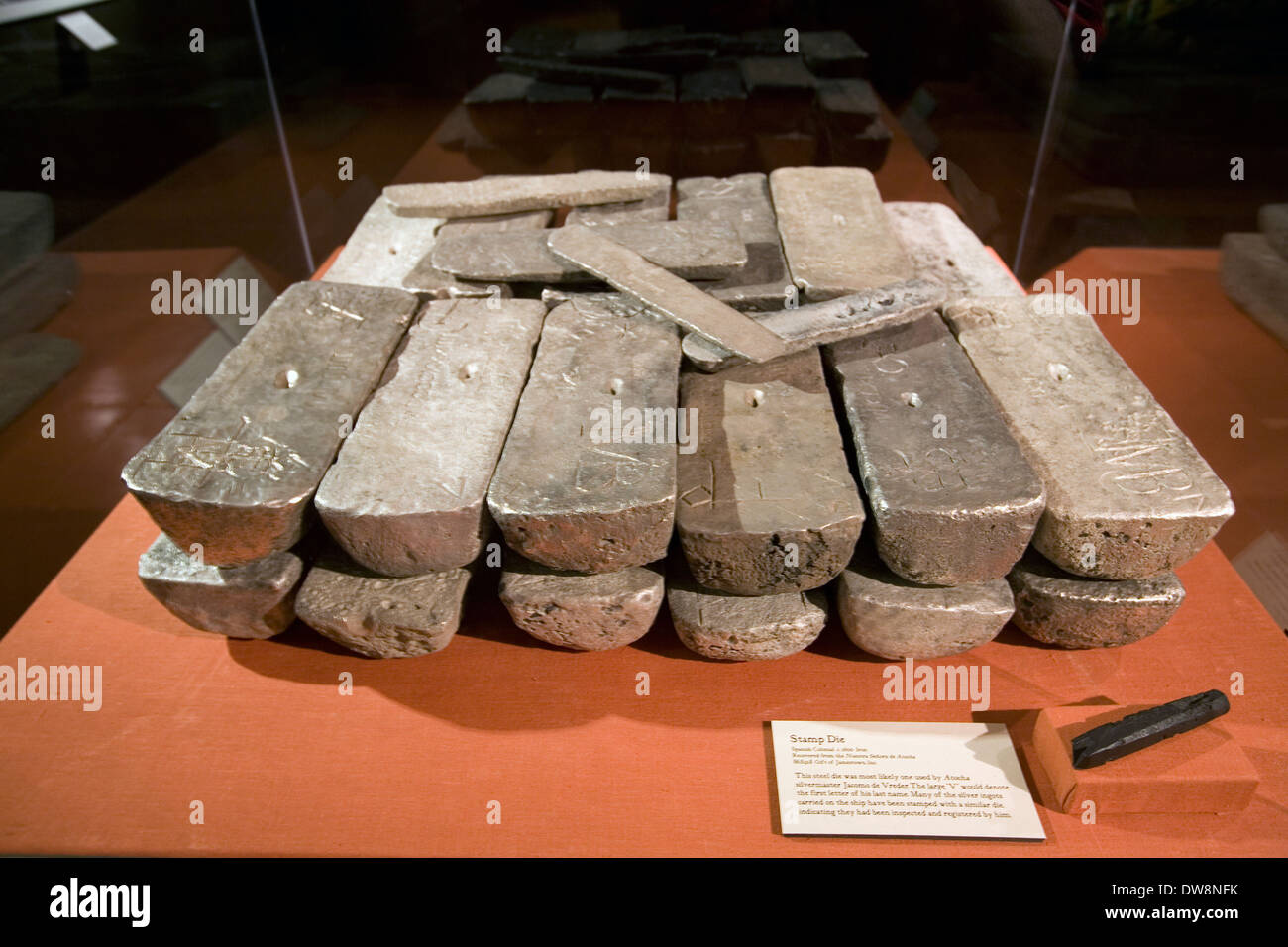 gold-silver-bars-on-display-at-mel-fisher-maritime-museum-key-west-DW8NFK.jpg