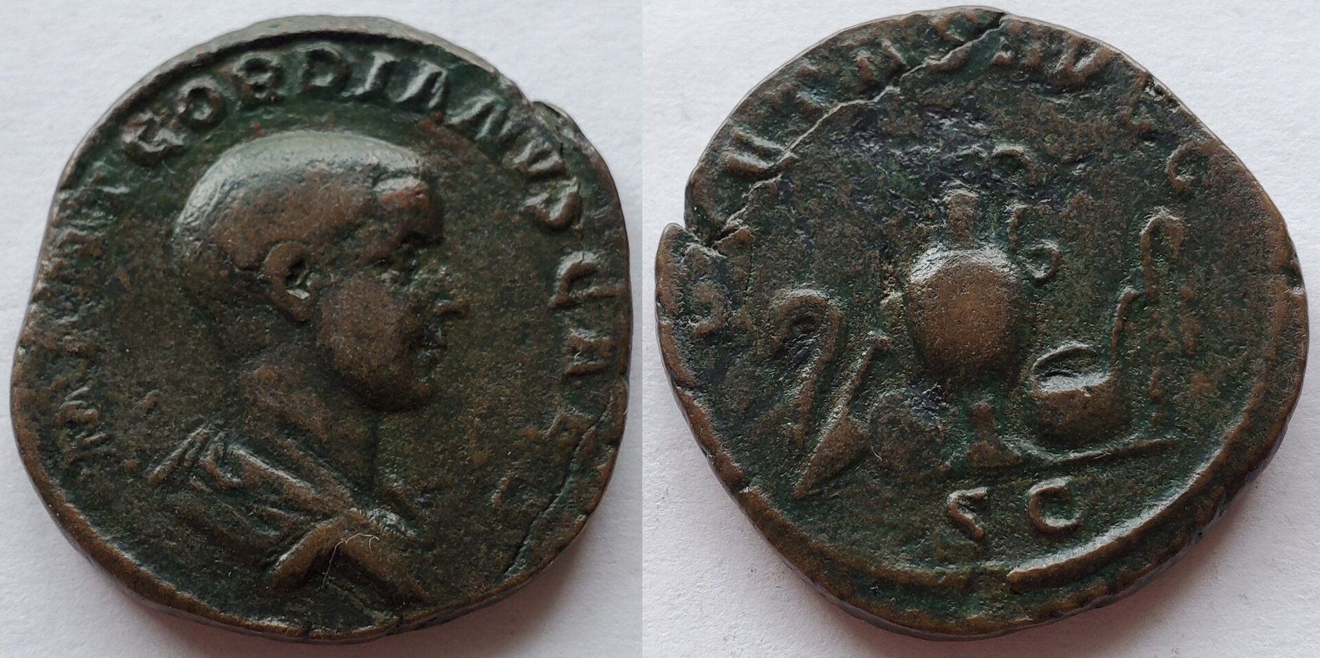 Gordian III Caesar sestertius priestly implements.jpg