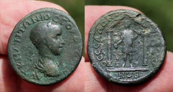 Gordian III Thessalonica Temple and Kabeiros.jpg