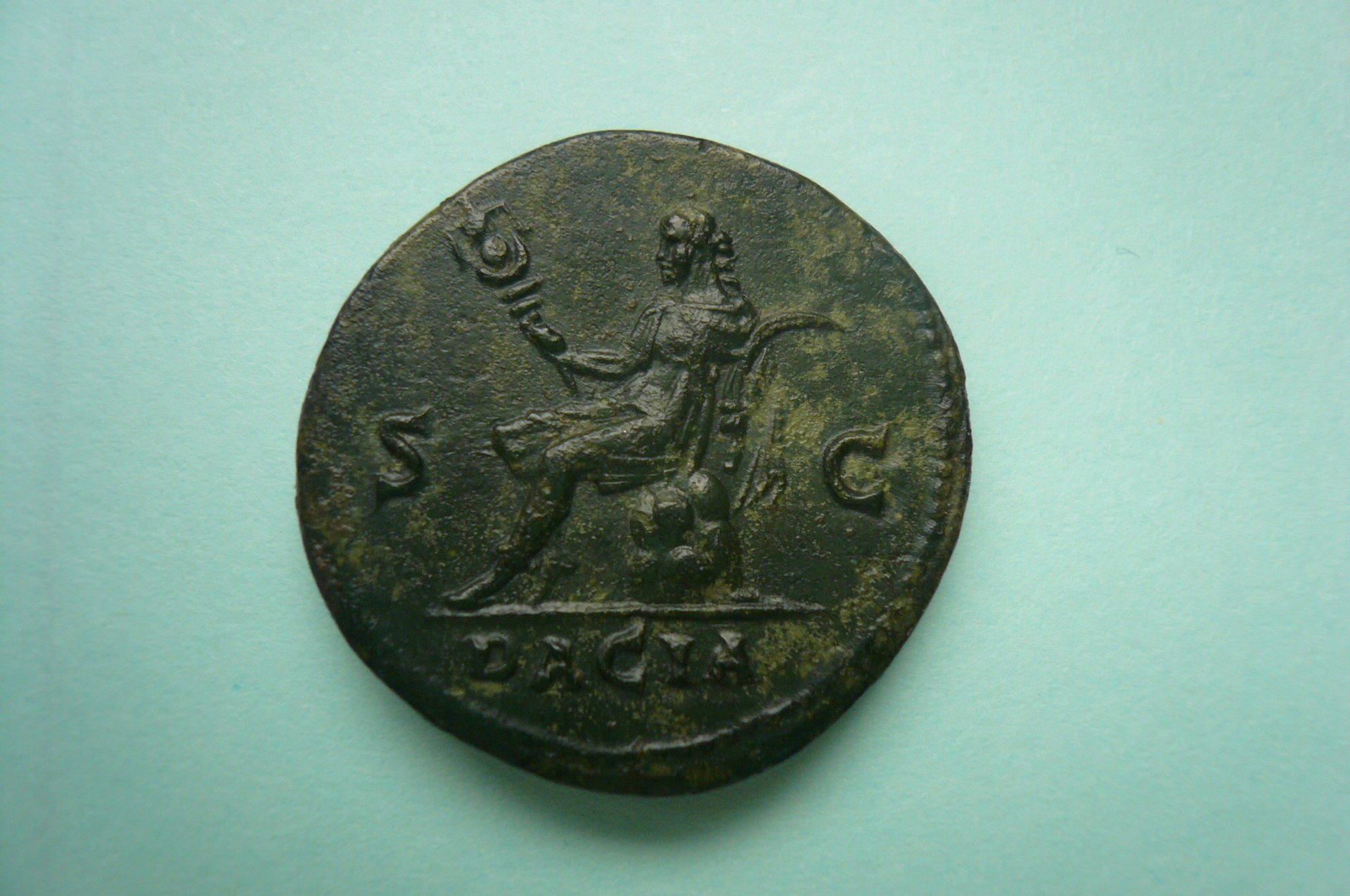 Hadrien la Dacie assise à gauche sur un rocher RIC 850 Cohen 531.JPG