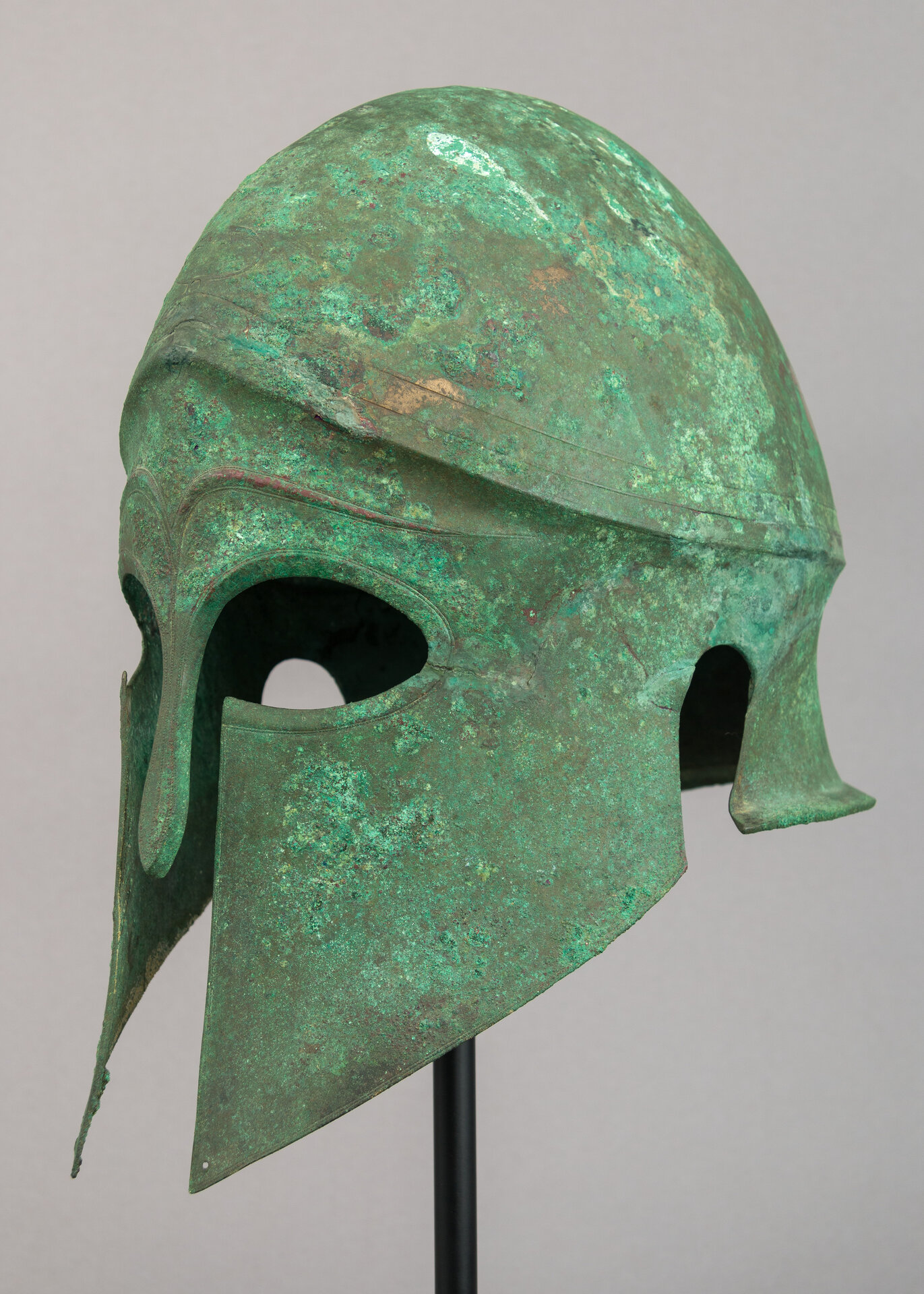 Helmet_of_the_Corinthian_Type_and_Pair_of_Greaves_MET_TR.6a.2016_003AA2016.jpg