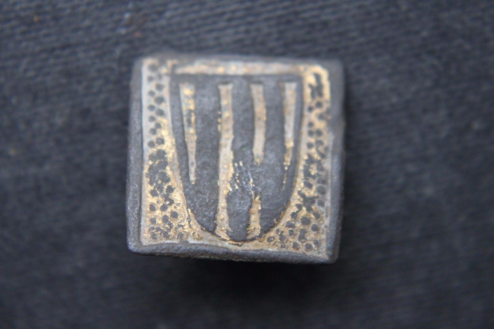 HERALDRY, HARNESS STUD, PROVENCE, OBV..jpg