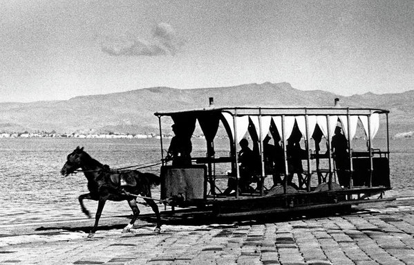 horse-drawn-trolley-in-downtown-alojng-alfred-eisenstaedt.jpg