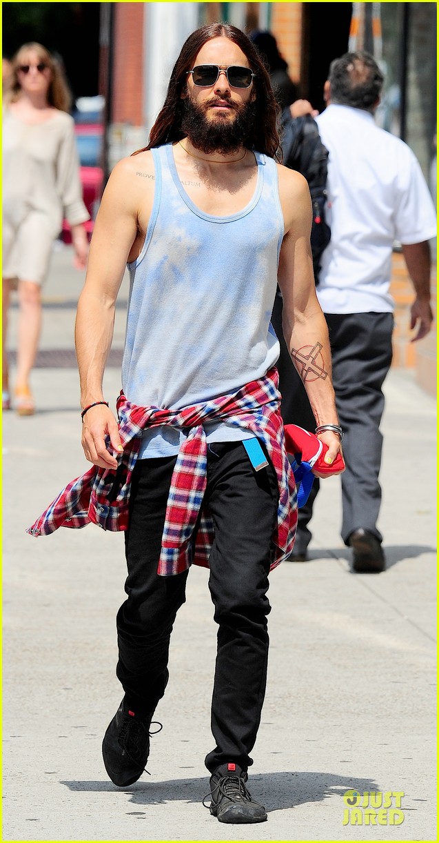 jared-leto-brings-back-90s-fashion-trends-03.jpg