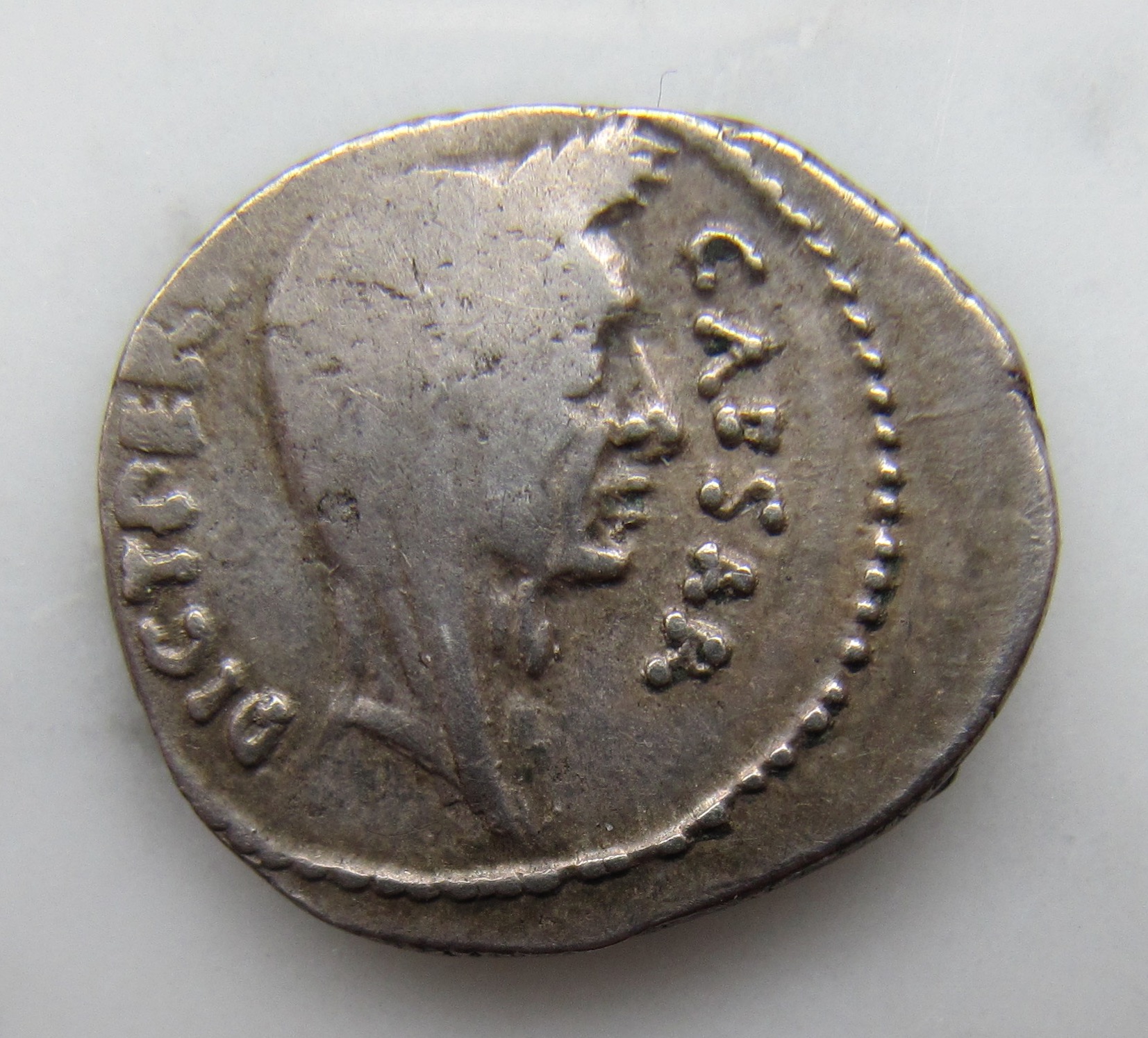 Julis Caesar denarius macer obv1 N - 1.jpg
