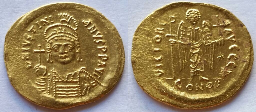 Justinian Solidus VICTORIA AVGGG.jpg