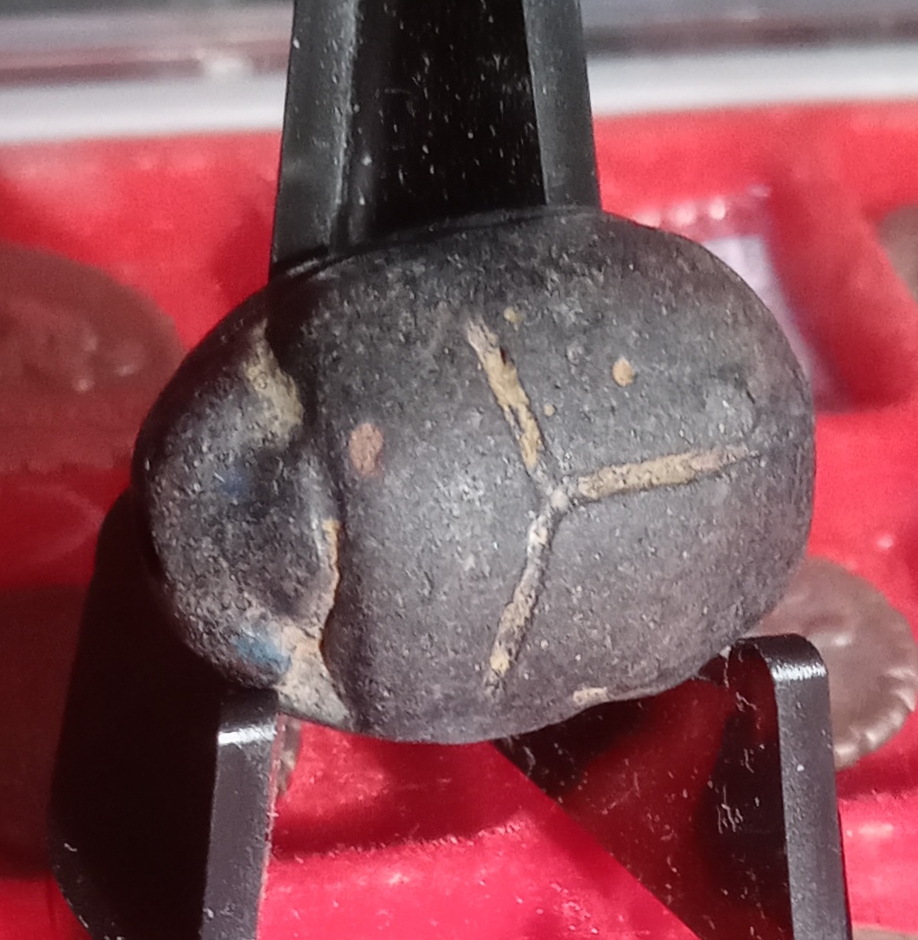 Lion & sun disk scarab, top side 1.jpg