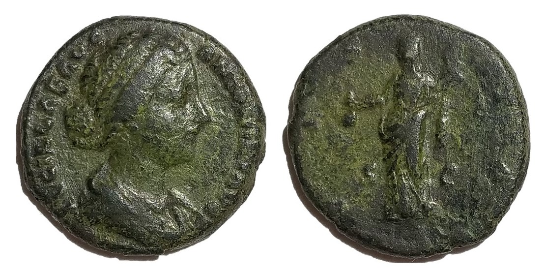 Lucilla Vesta As no altar.jpg