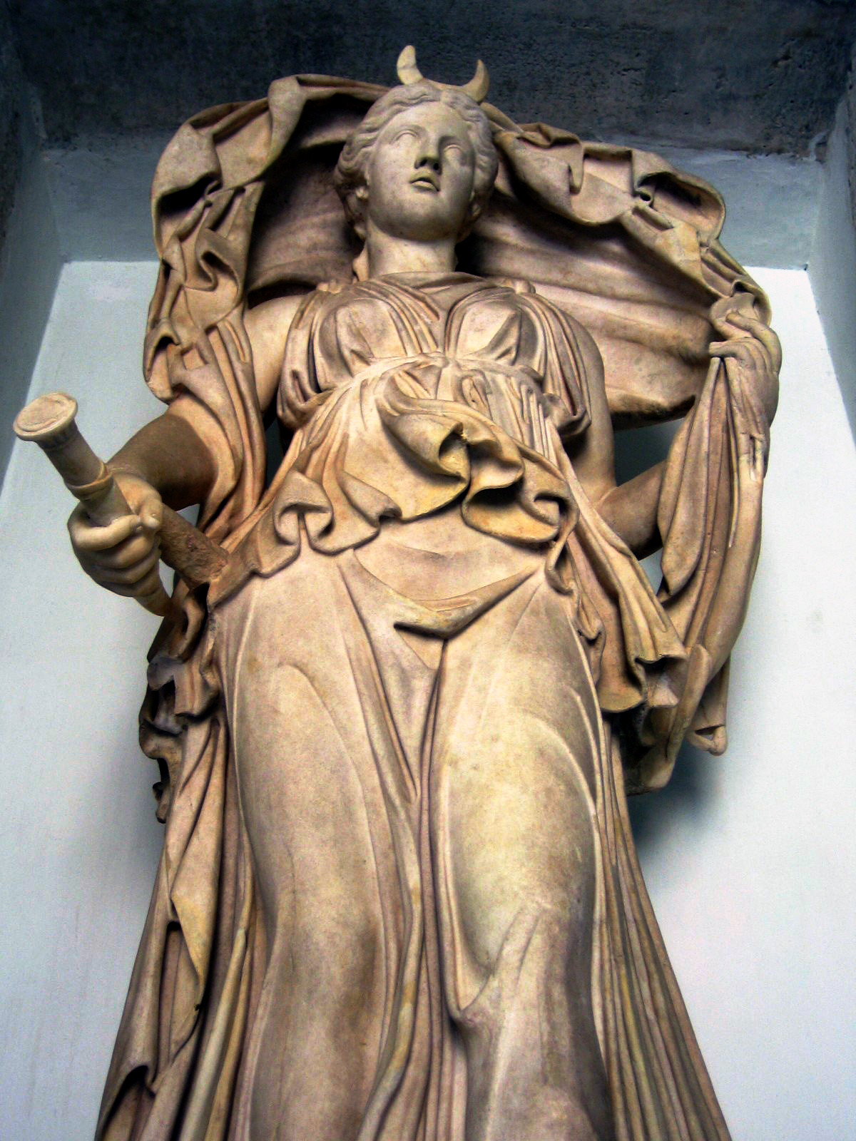 Luna_statue.jpg