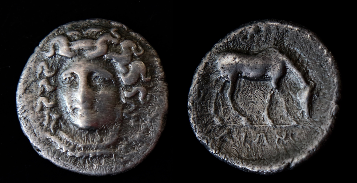 Magna Graecia – Thessalien, Larissa, Obolos, Nymphe:Pferd.png