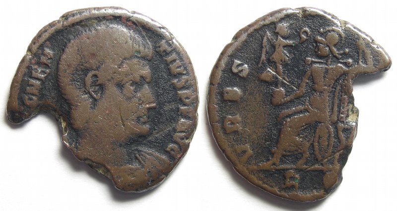 Magnentius Vrbs Roma Rome 350-351 (RIC VIII Rome 206 S) post-Nepotian 23mm.jpg