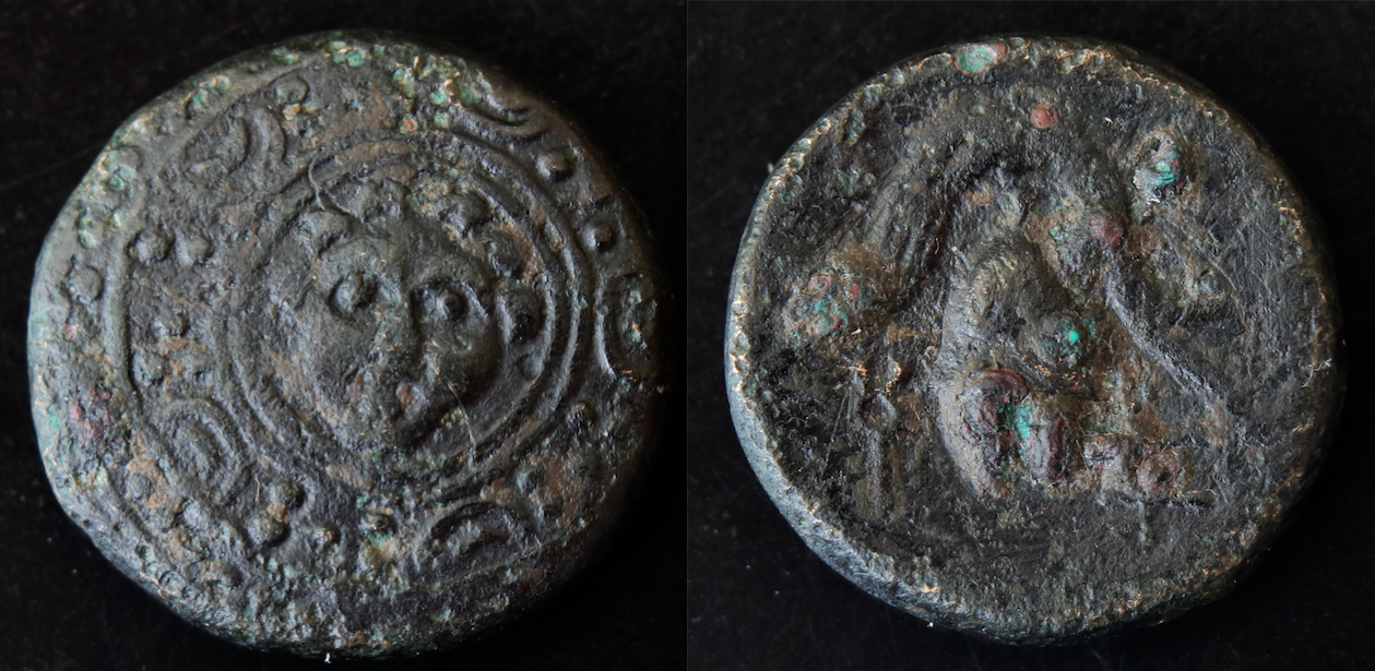 Makedonien – Alexander der Große, AE, Schild und Helm.png