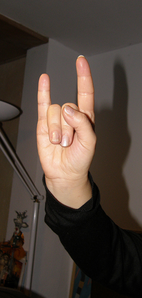 Mano_cornuta_by-RaBoe001.jpg