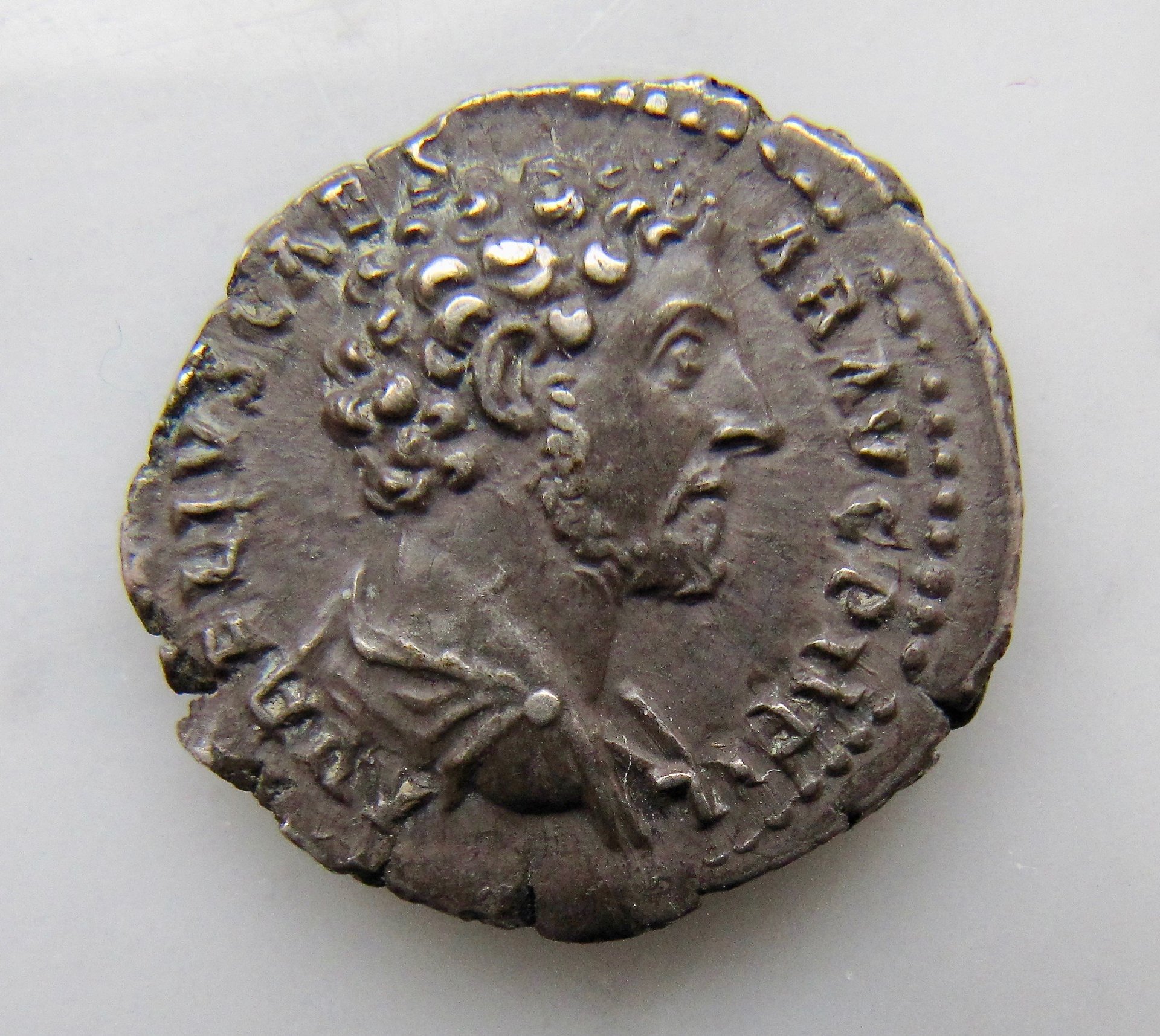 Marcus Aurelius Denariuis Genius OBV1 N - 1.jpg