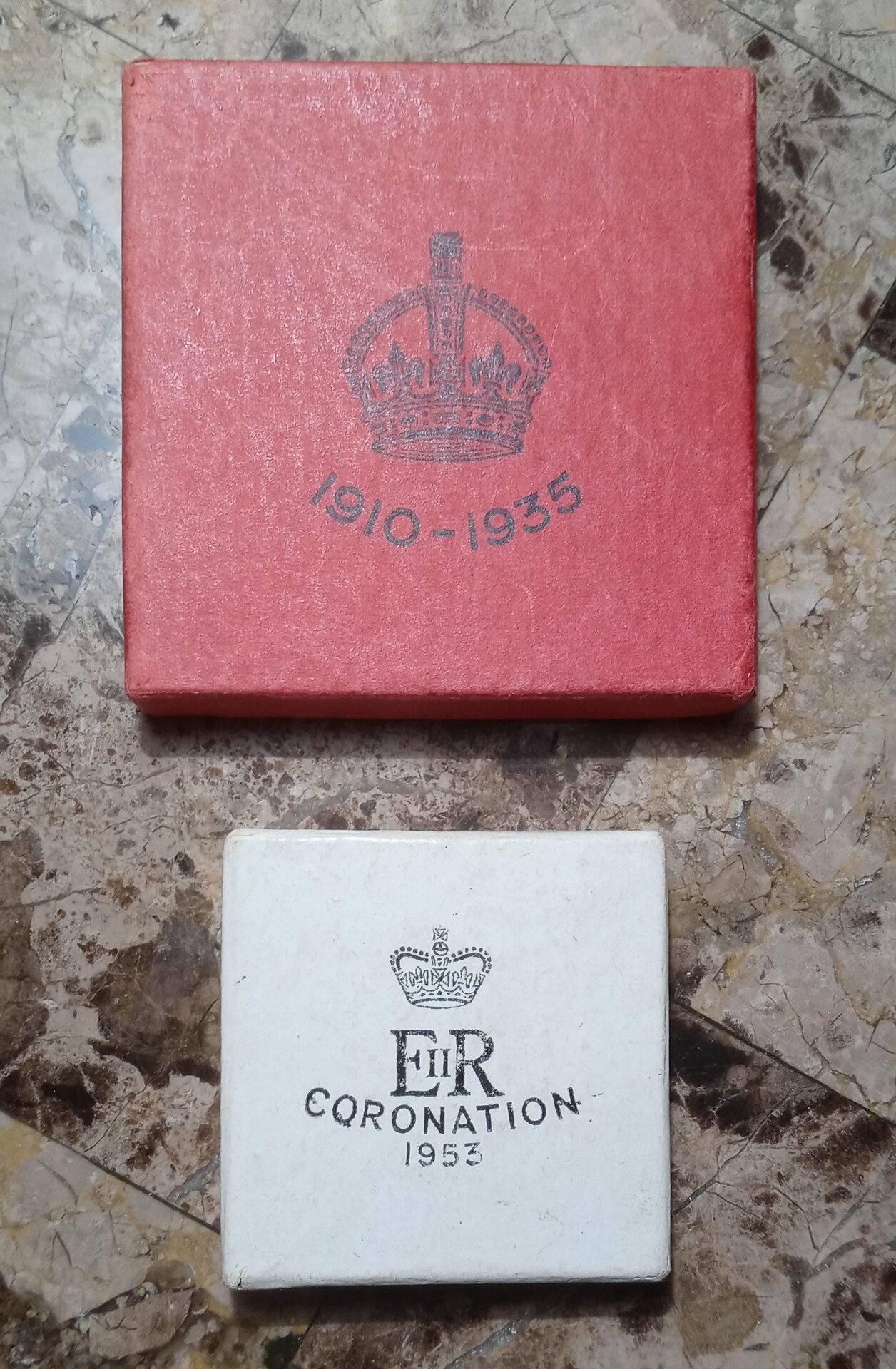 Medals cases small closed 44642.jpg