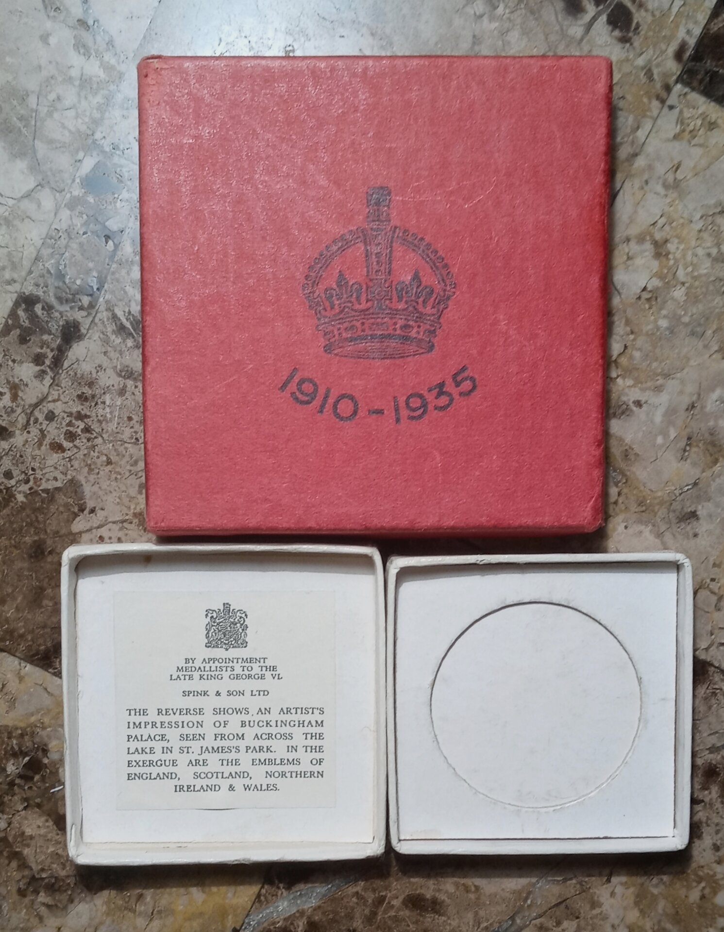Medals cases small open 44734.jpg