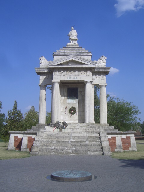 Millennium_Memorial_in_Ópusztaszer_National_Historical_Memorial_Park.jpg