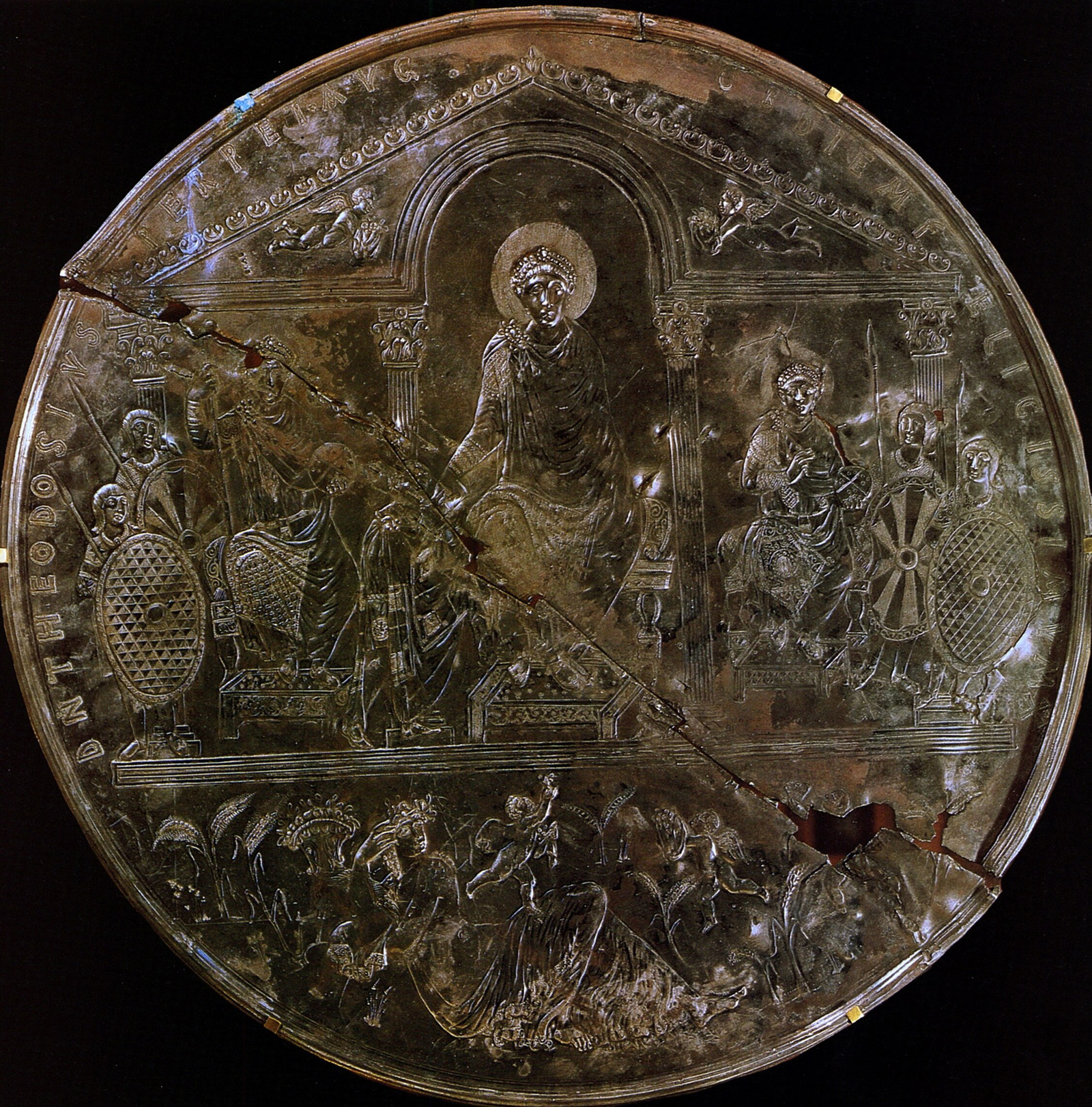 Missorium_Theodosius_whole.jpg