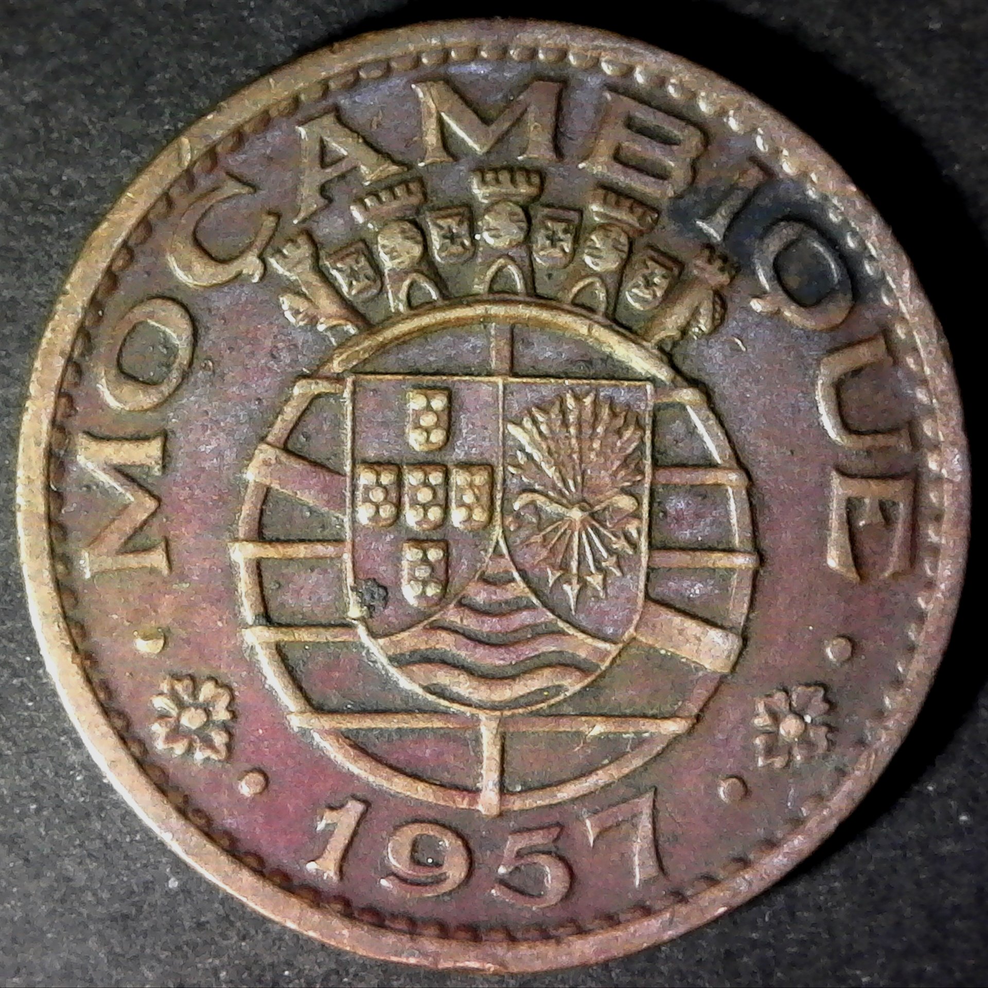 Mozambique One Escudo 1957 obv.jpg