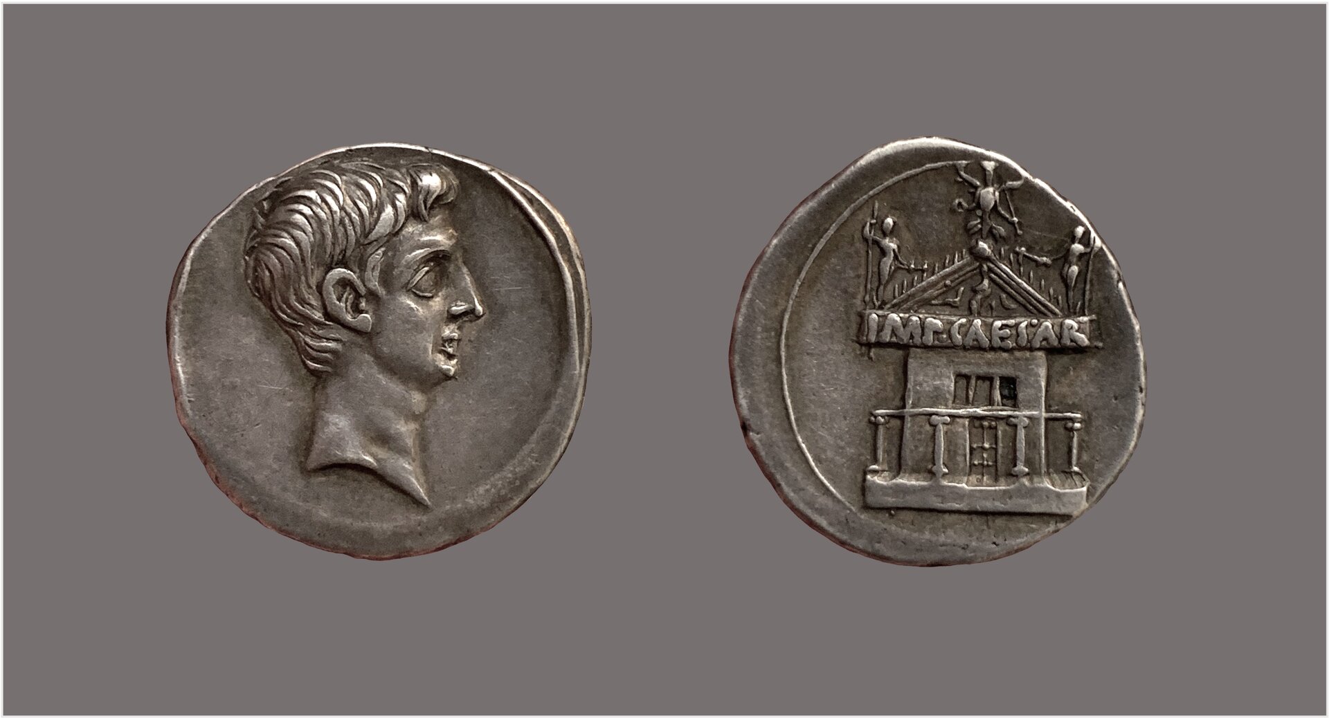 Octavian denarius curia.jpg