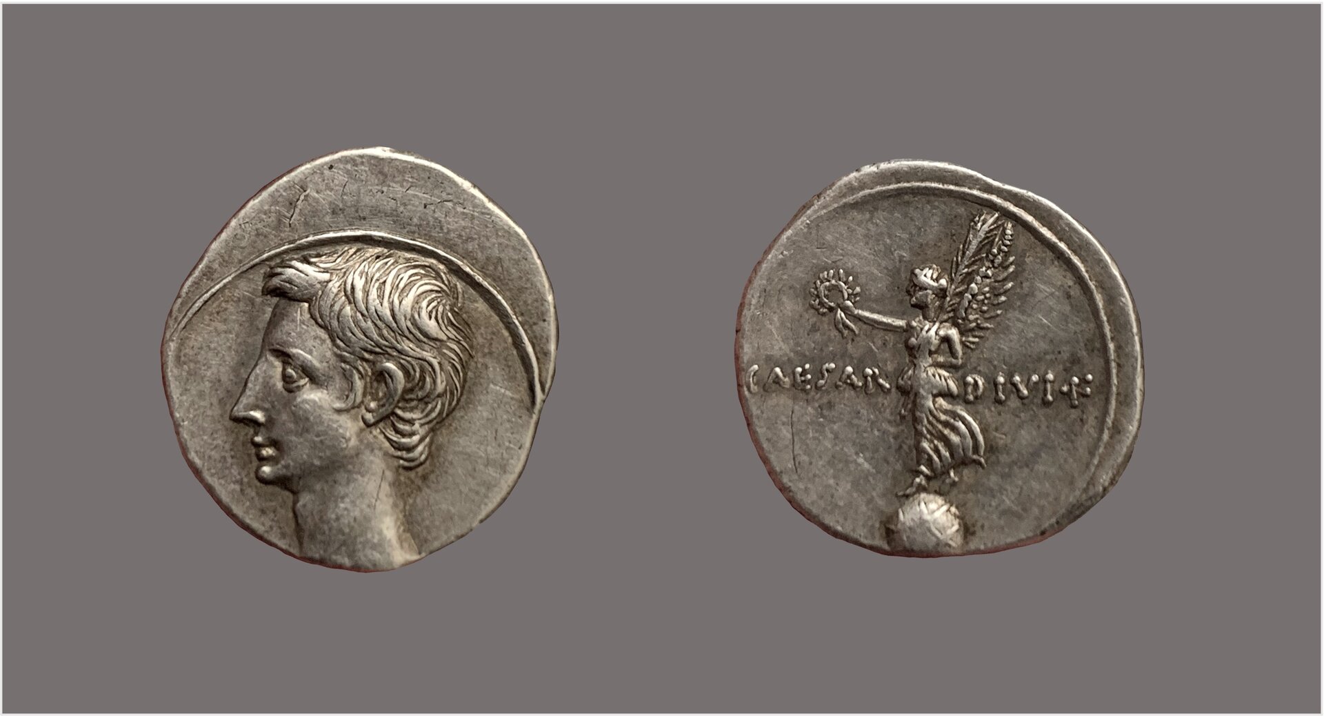 Octavian denarius victory.jpg
