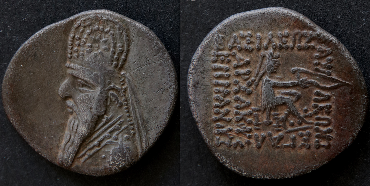 Orient, Antike – Parther, Mithradates II, AR Drachme.png