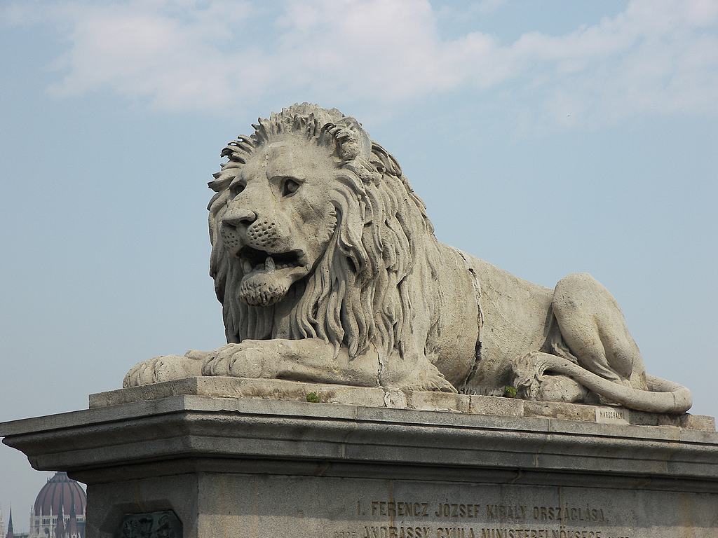 p_lion_statue.jpg
