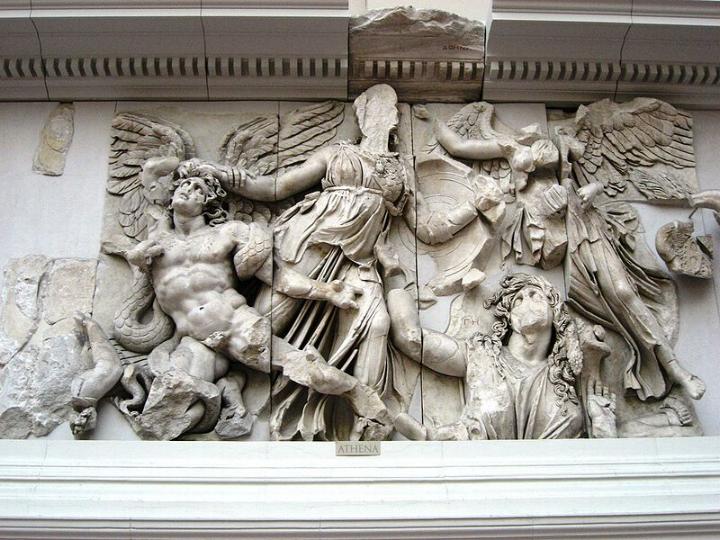 pergamon_Athena_gegen_Alkyoneus_Gaia_und_Nike.jpg