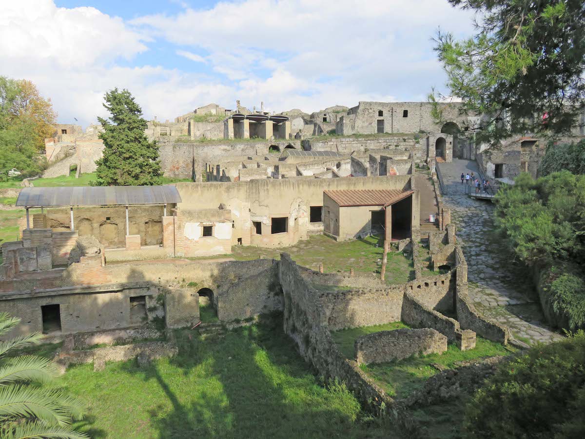 Pompeii entrance to city.jpg