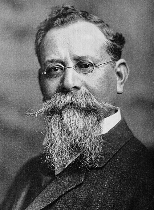 Portrait_of_Venustiano_Carranza_(cropped)(b).jpg